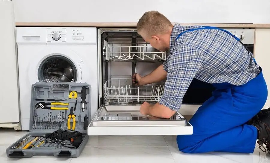 Menderes Warmhaus servisi teknisyen ekibi beyaz eşya tamiri yaparken